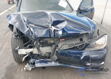 2013 Mercedes-Benz C 250 Luxury/Sport z USA, uszkodzony, nr VIN WDDGF4HB0DR279600